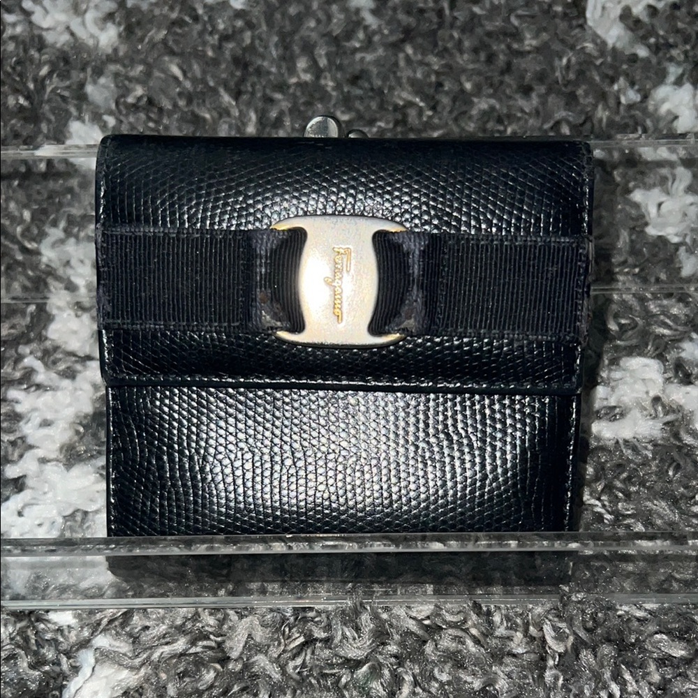 EUC Salvatore Ferragamo Black Leather Kiss lock Compact Wallet